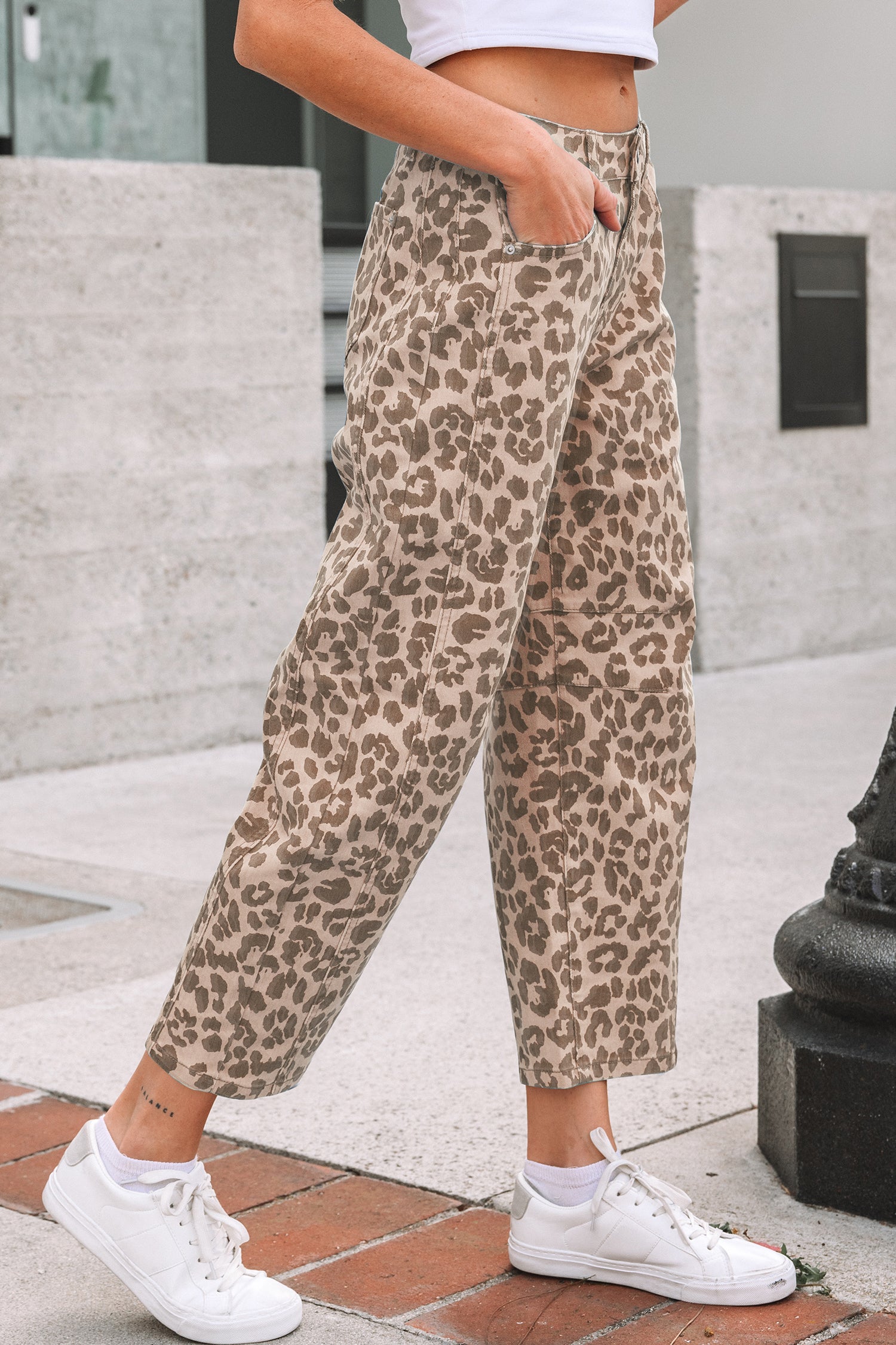 Himmelblaue Leopardenmuster-Barrel-Leg-Jeans