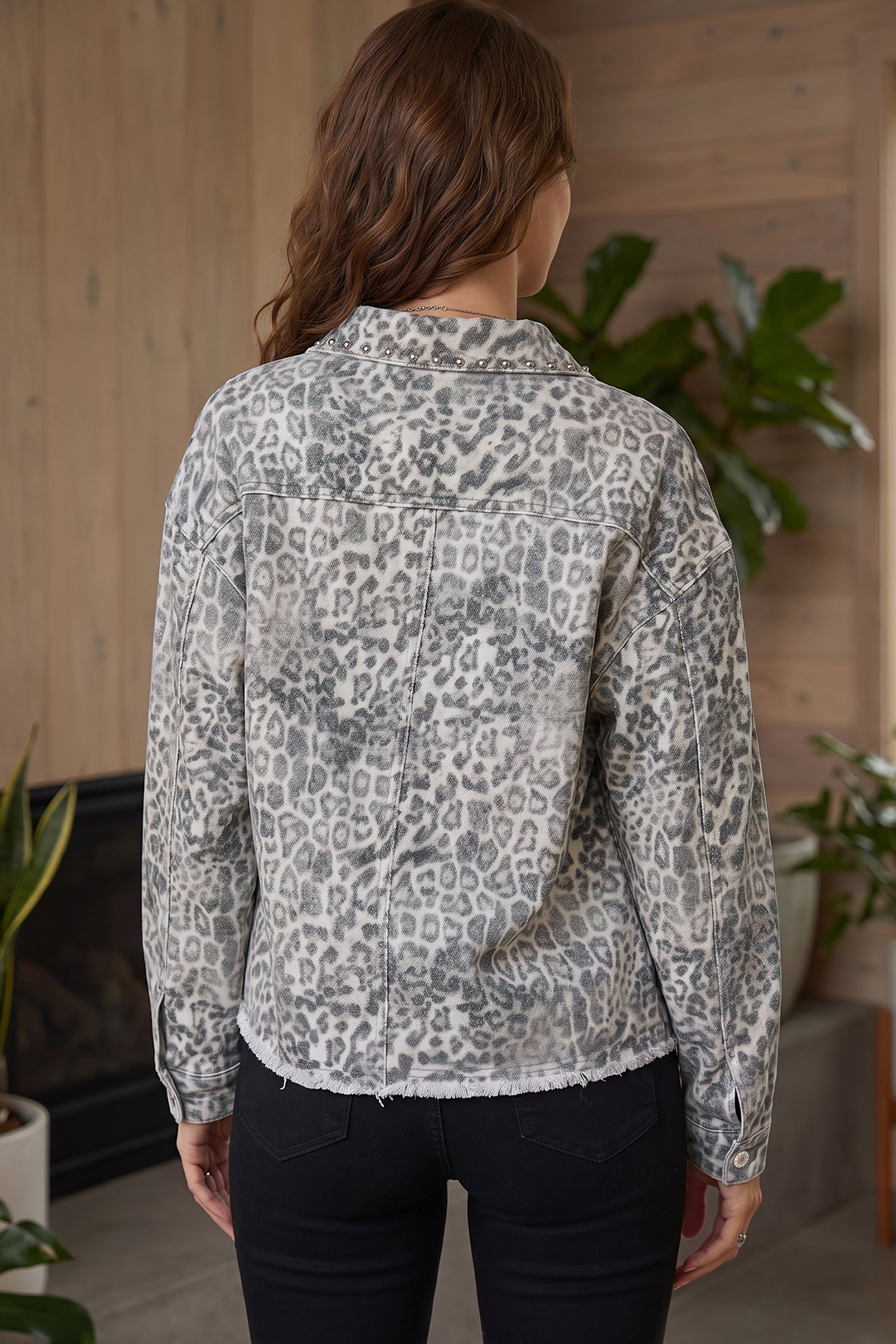 Khaki-Leopardenmuster mit Nietenkragen und Nieten-Denim-Jacke