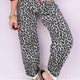 Vaqueros de barril de estampado de leopardo negro