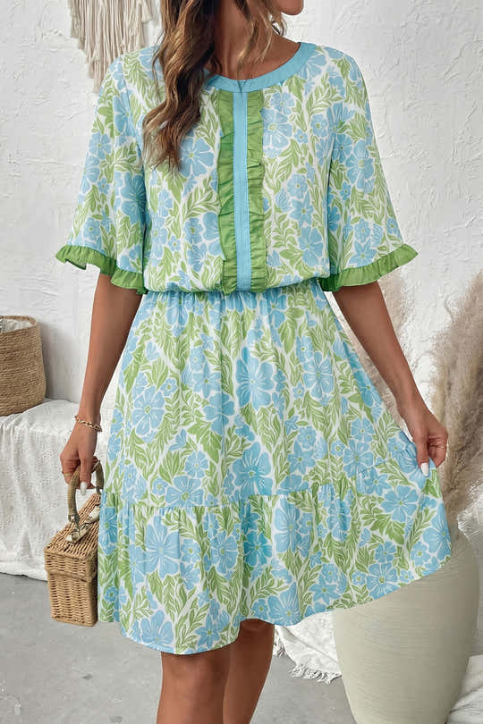 Himmelblaues Blumenmuster mit hohem Taillen-Rüschen-Mini-Minikleid mit kurzen Ärmeln