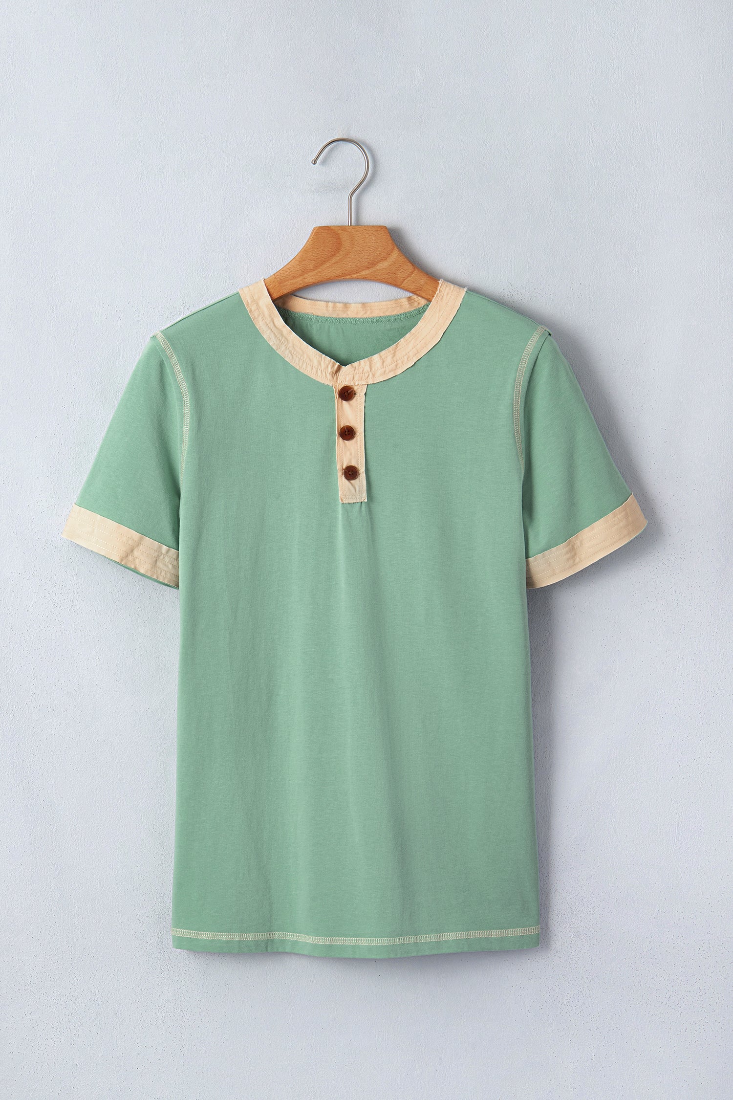 Hellgraues Rohnaht-Farbblock-Detail Henley-T-Shirt mit Knöpfen