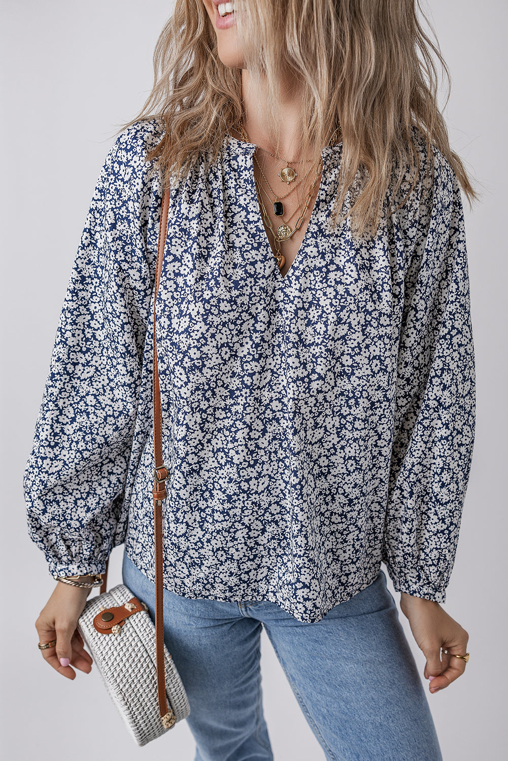 Bluse mit blauem Blumenmuster mit Kerbe-V-Ausschnitt und Puffärmel – Damesmode Afbeelding 1