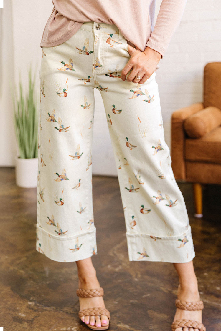 Beige Stylish Mallard Printed Cuffed Hem Shift Jeans - Damesmode Afbeelding 1 - Damesmode