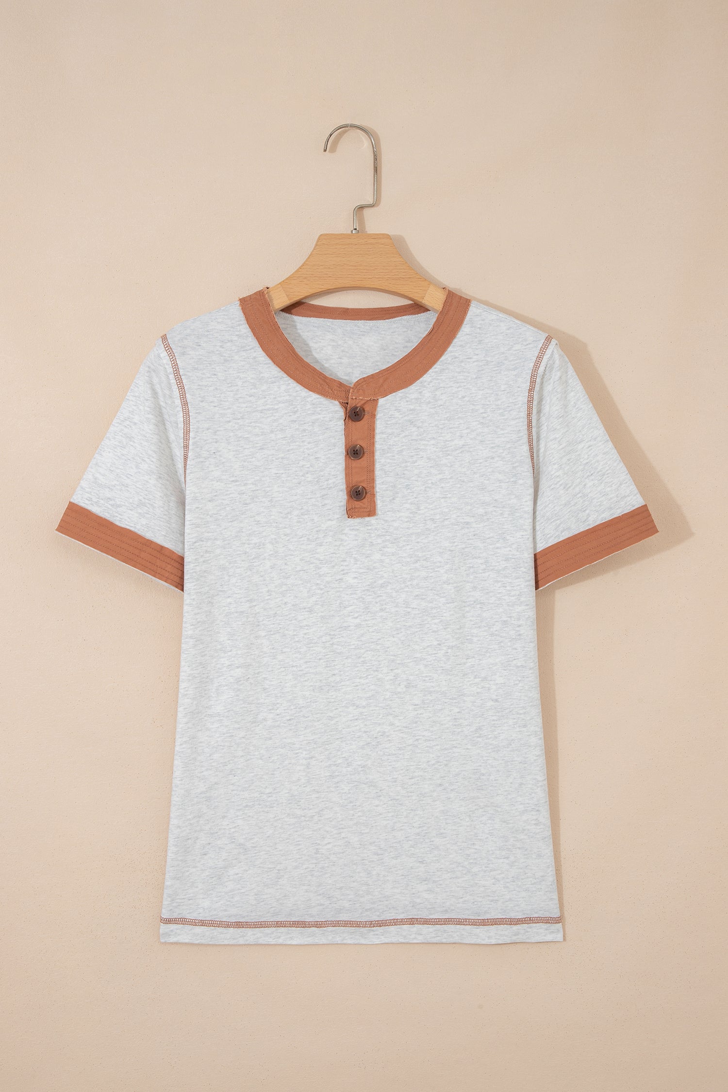 Hellgraues Rohnaht-Farbblock-Detail Henley-T-Shirt mit Knöpfen