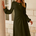 Dschungelgrün, einfarbiges langärmeliges Midi-Kleid mit Faltendetails - Foto 3