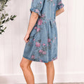Dunkelblaues Denim-Kurzarmkleid mit Blumenmuster - Foto 4