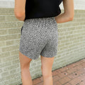 Pantalones cortos vaqueros de vaqueros con estampado de leopardo gris - Foto 6