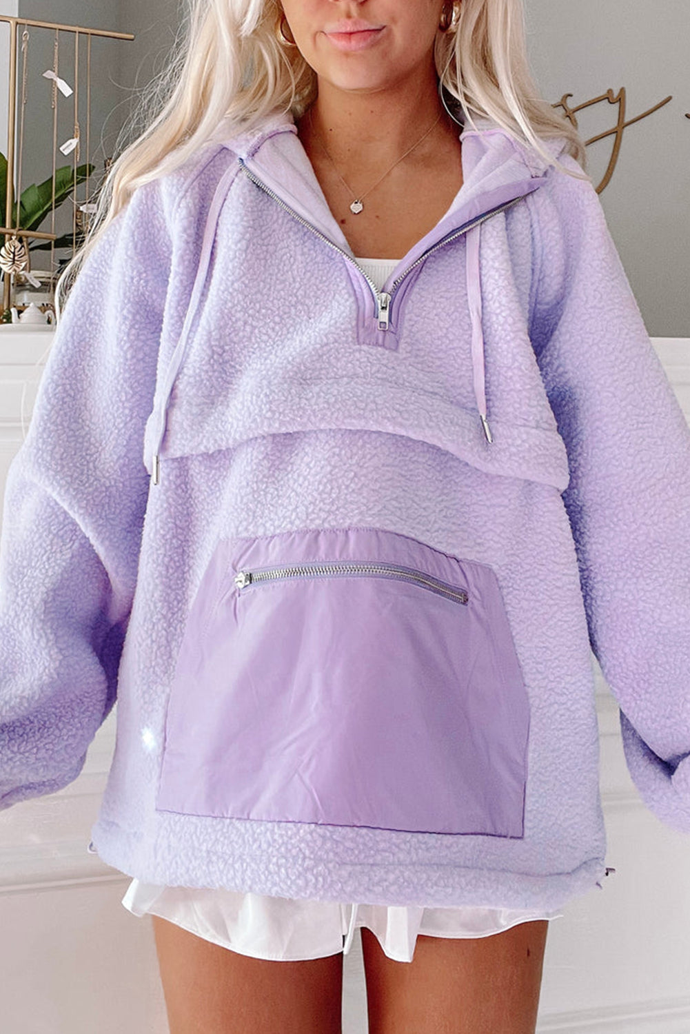 Bluza z kapturem z miękkim sznurkiem na kieszeni Lavendula z naszywką i miękkim sznurkiem