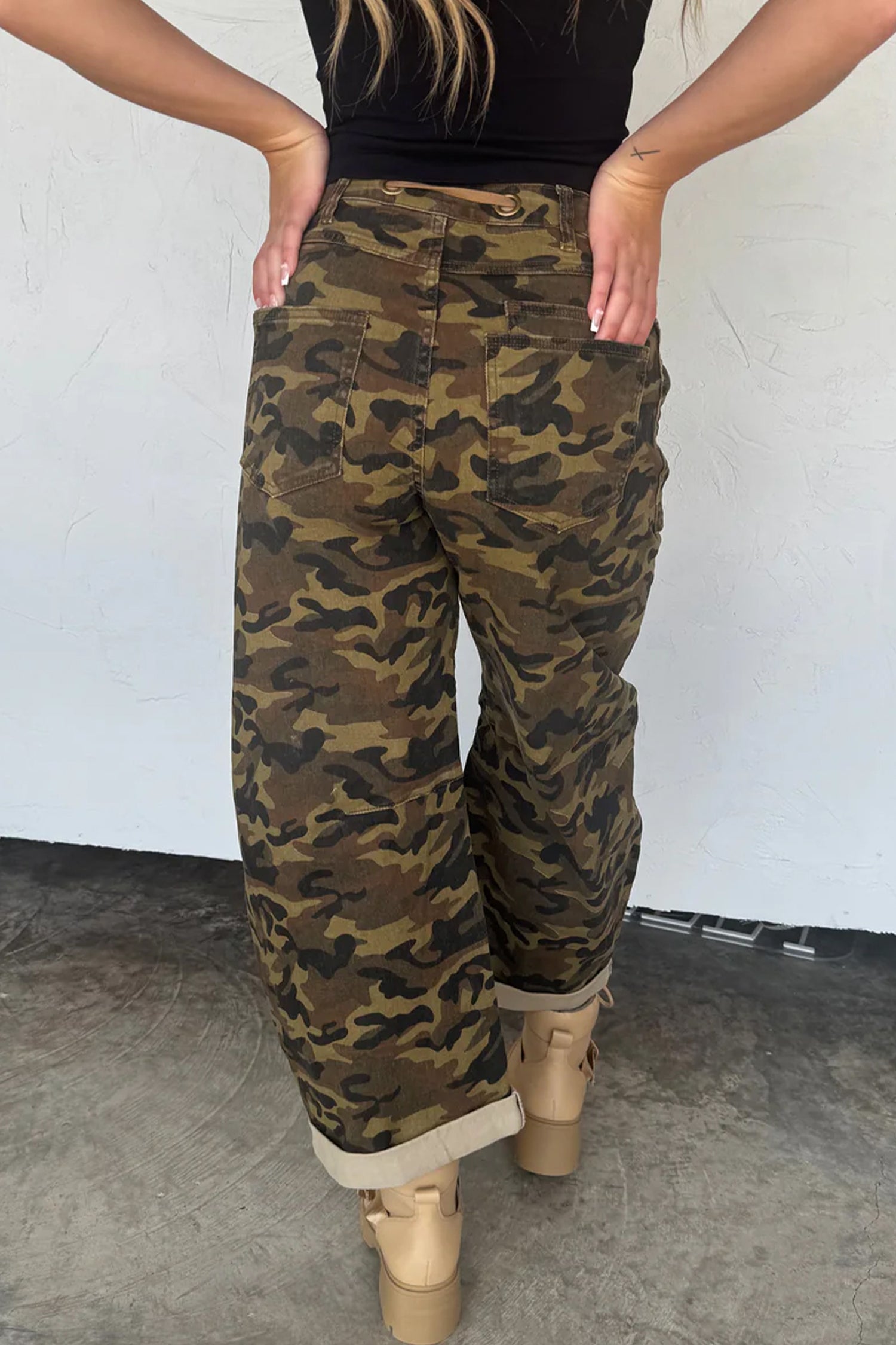 Flerfarvet camouflageprint retro gummi slips med løse jeans i taljen