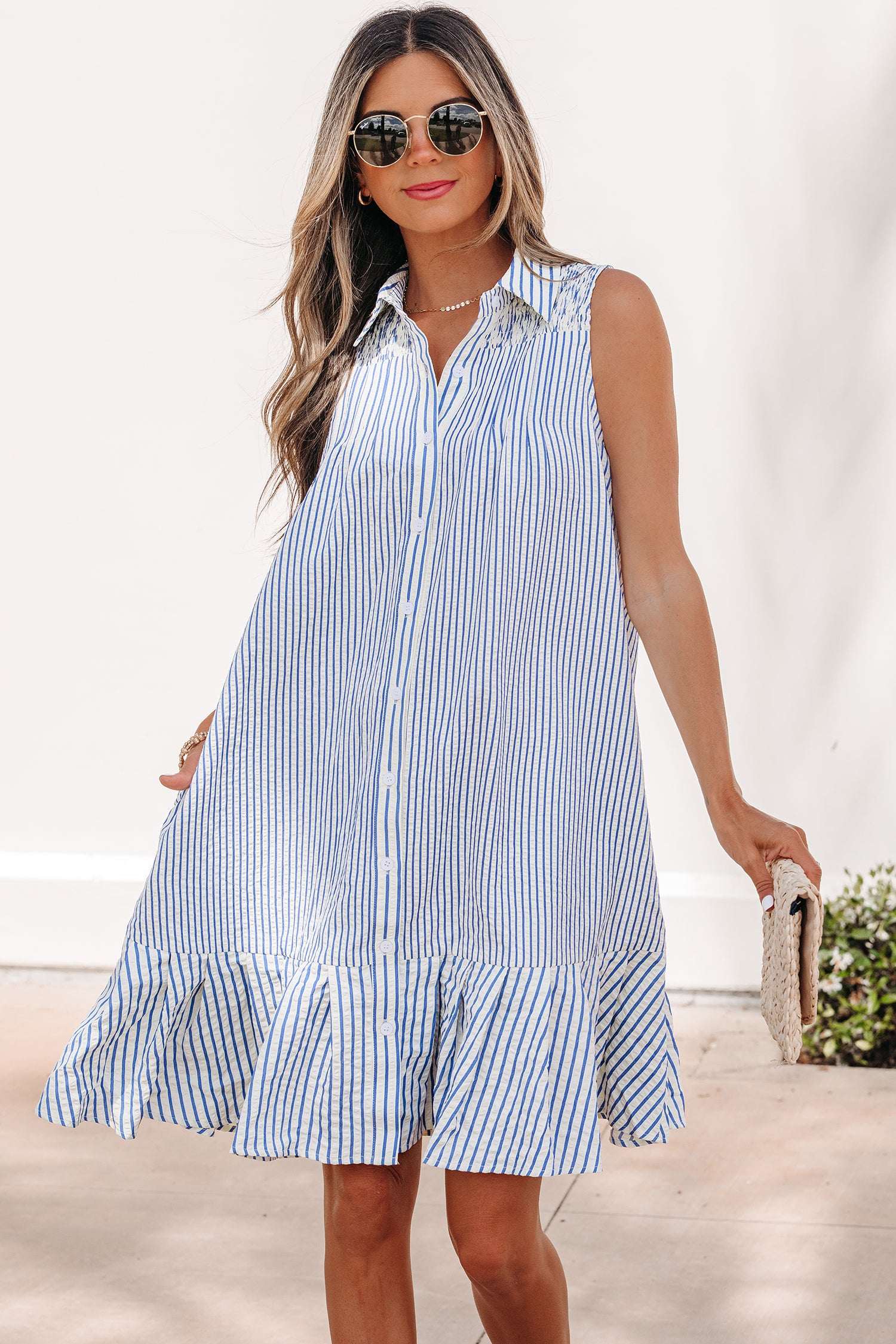 Chemise rayée bleu ciel, col à boutons, ourlet à volants, robe sans manches