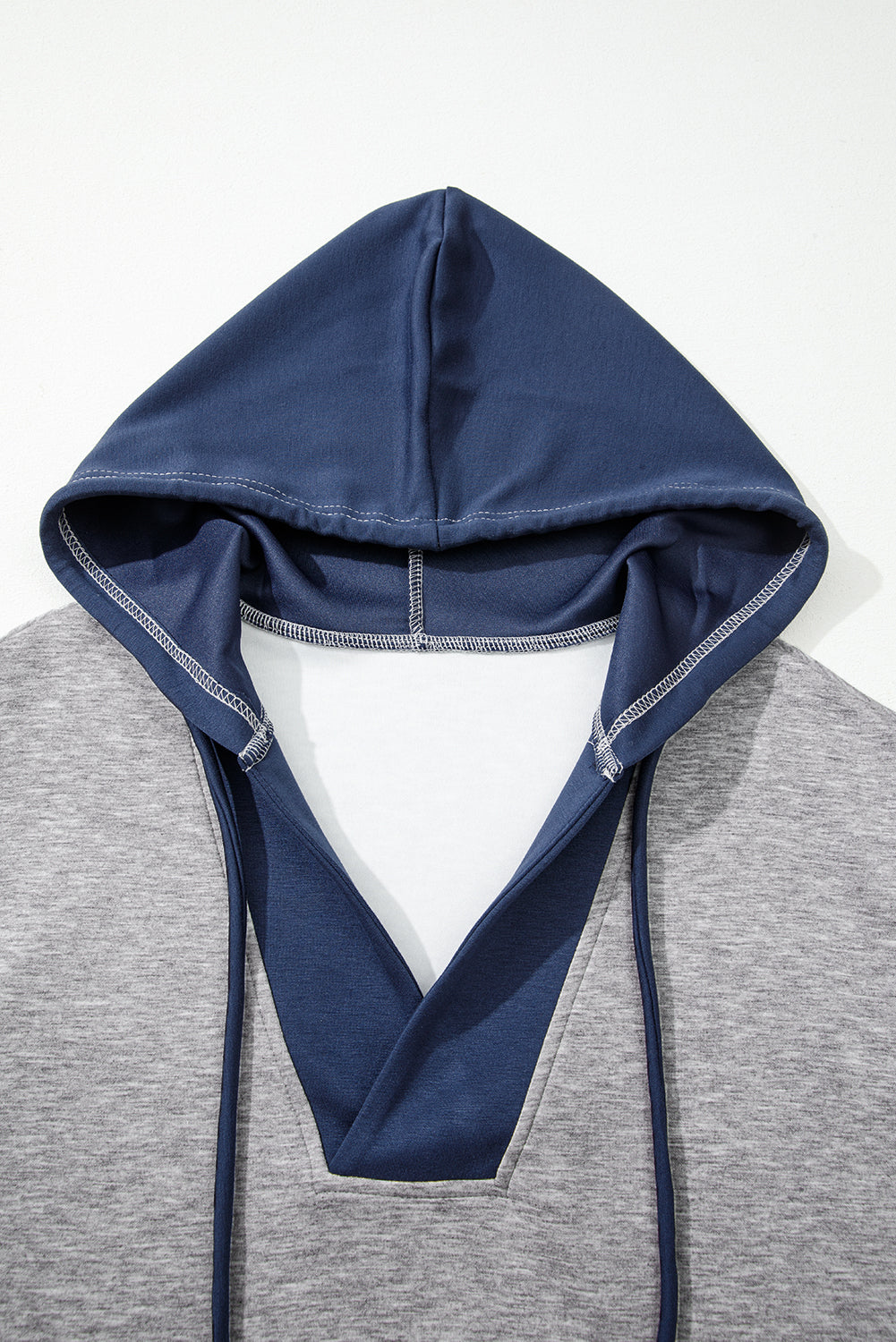 Felpa a blocchi di colore grigio chiaro con patchwork e manico a V