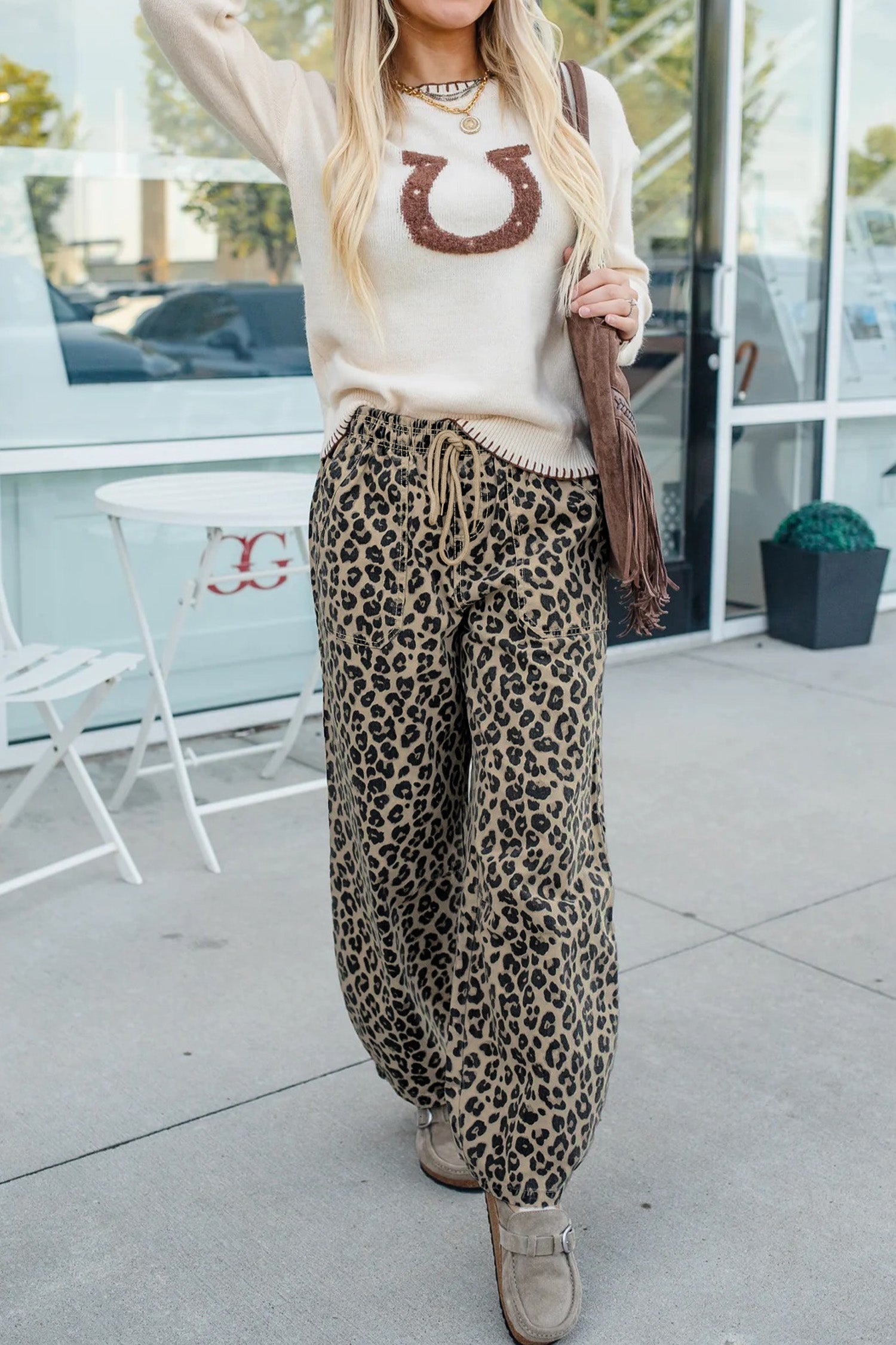 Pantaloni di jeans in denim larghi con stampa leopardata caki con camicia elastica in vita