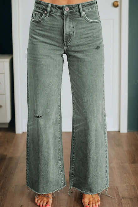 Jeans a quattro foglie di trifoglio leggermente svegliati a zampa larga con bordo crudo