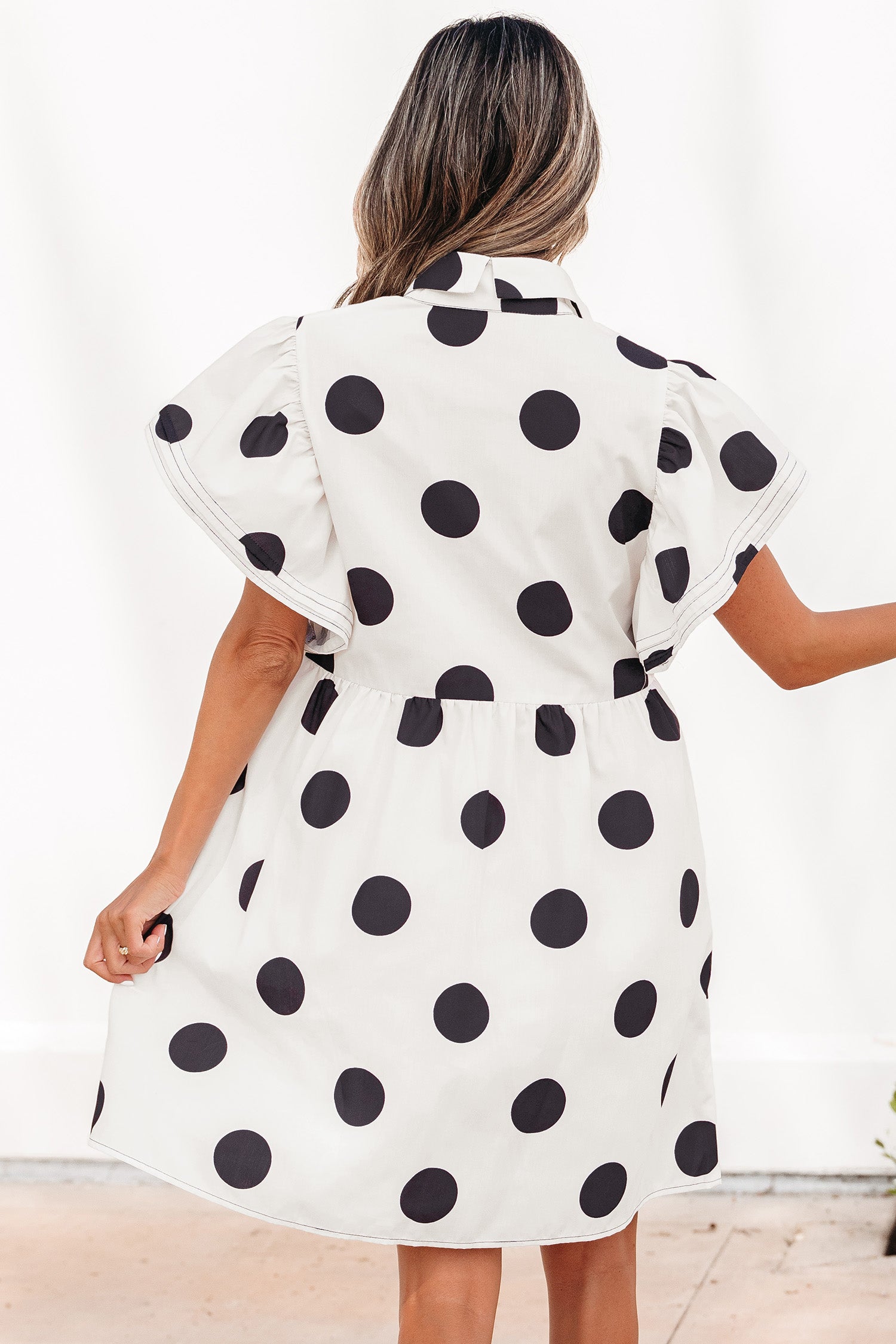 Robe mini à manches courtes à manches courtes à motifs à pois blancs à pois et volants