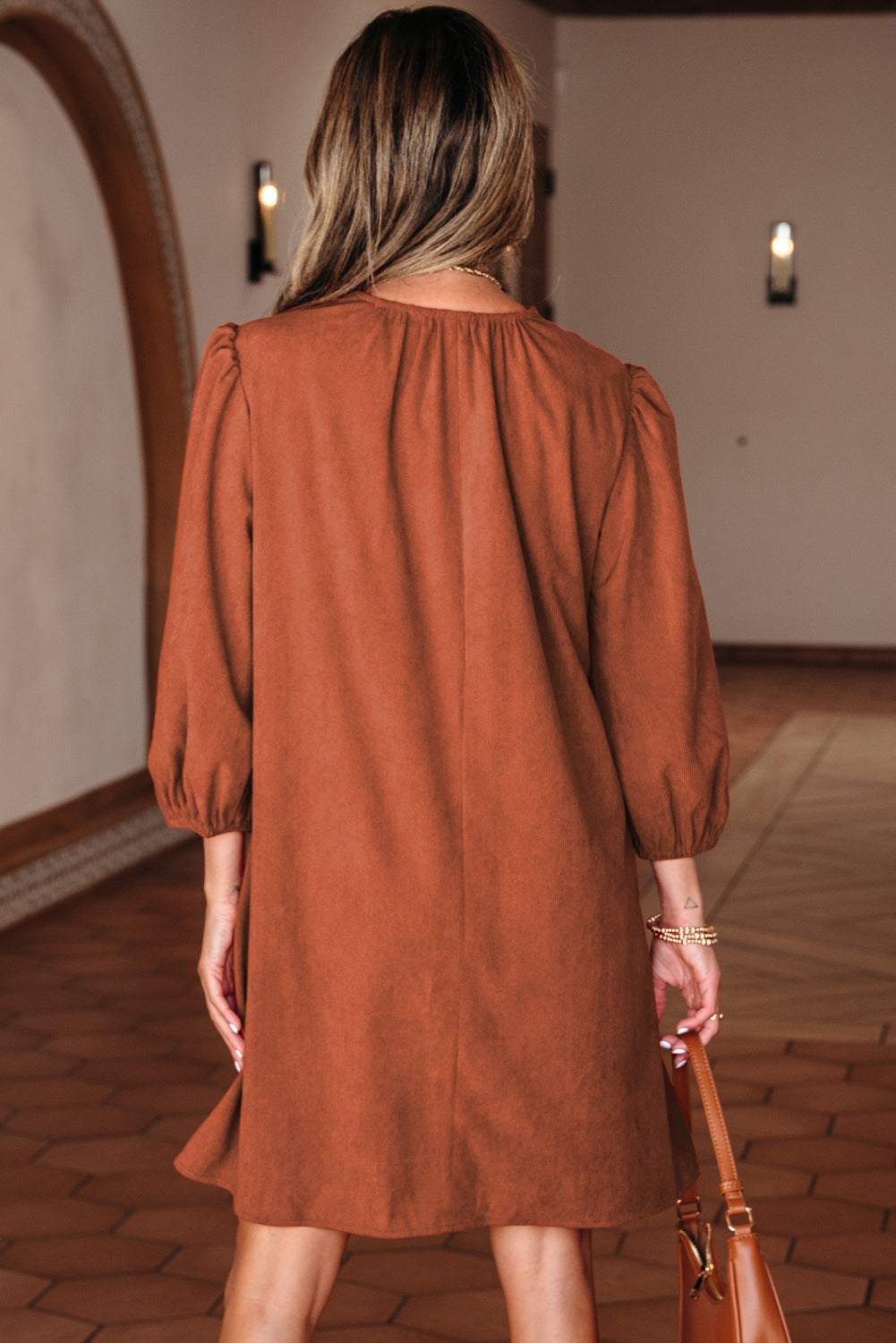 Moosgrünes Armband mit Ärmel und Split-Neck-Jakobsmuschel-Detail, plissiertes Cord-Minikleid