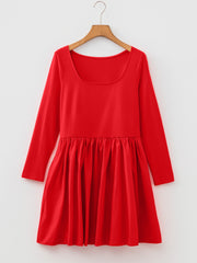 Robe courte à manche longues à col en U rouge flamboyant coupe et évasement - Miniatuur